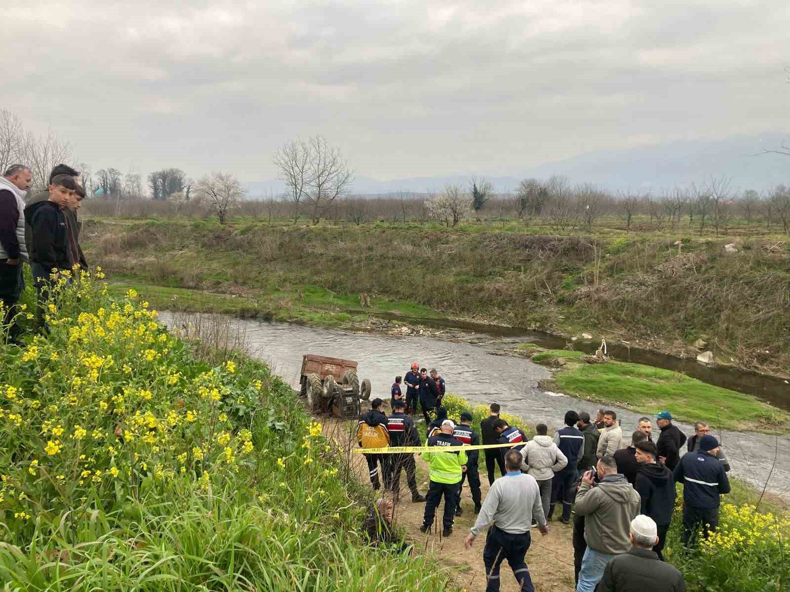 Toprak yolda devrilen traktörün altında kalan sürücü hayatını kaybetti
