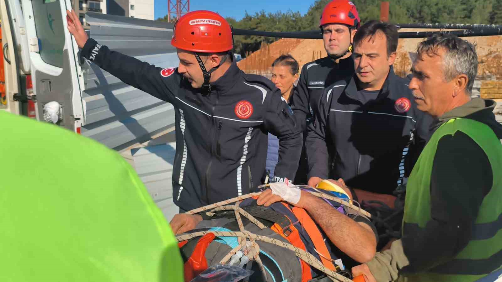Toprak zemin kaydı, 3 metreden düşüp yaralanan inşaat işçisini ekipler kurtardı
