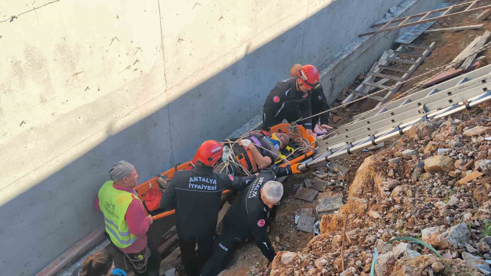 Toprak zemin kaydı, 3 metreden düşüp yaralanan inşaat işçisini ekipler kurtardı
