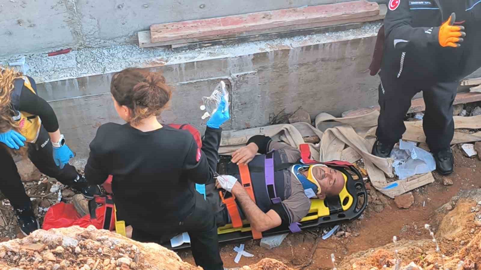 Toprak zemin kaydı, 3 metreden düşüp yaralanan inşaat işçisini ekipler kurtardı
