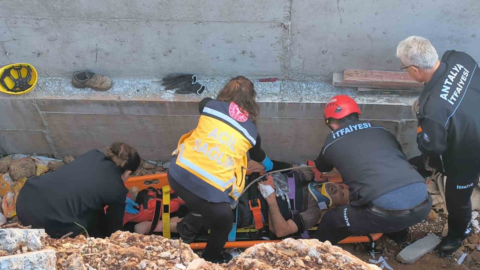Toprak zemin kaydı, 3 metreden düşüp yaralanan inşaat işçisini ekipler kurtardı
