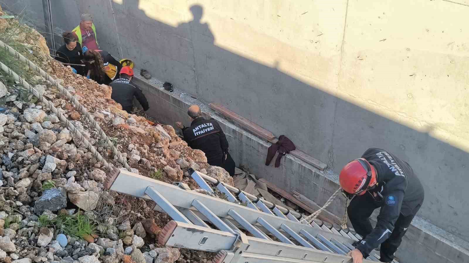 Toprak zemin kaydı, 3 metreden düşüp yaralanan inşaat işçisini ekipler kurtardı
