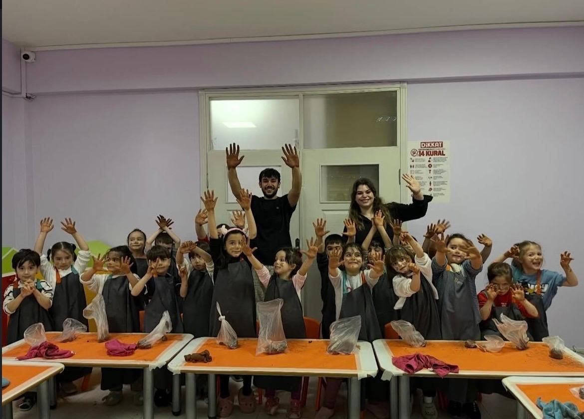 Toprakla buluşan minik ellerden renkli eserler
