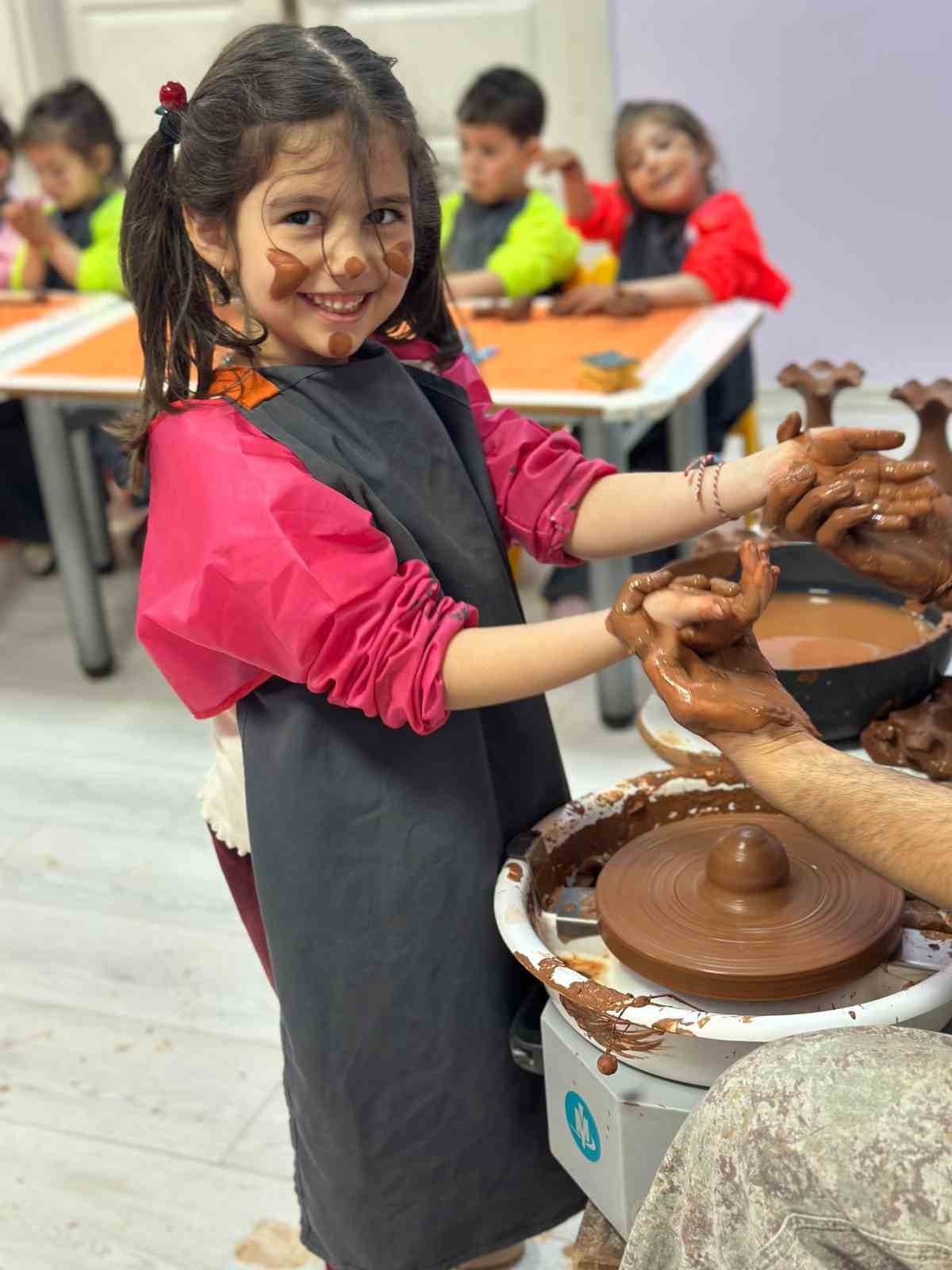 Toprakla buluşan minik ellerden renkli eserler
