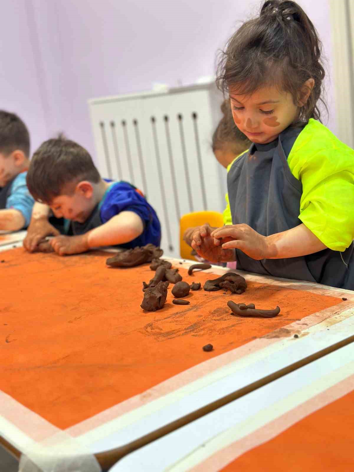 Toprakla buluşan minik ellerden renkli eserler
