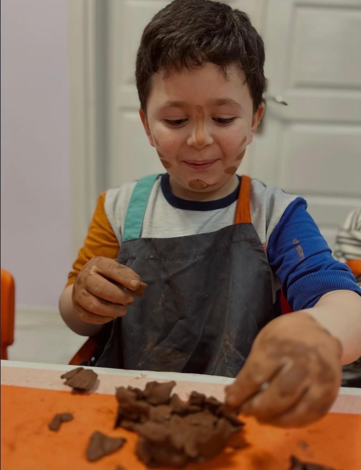 Toprakla buluşan minik ellerden renkli eserler
