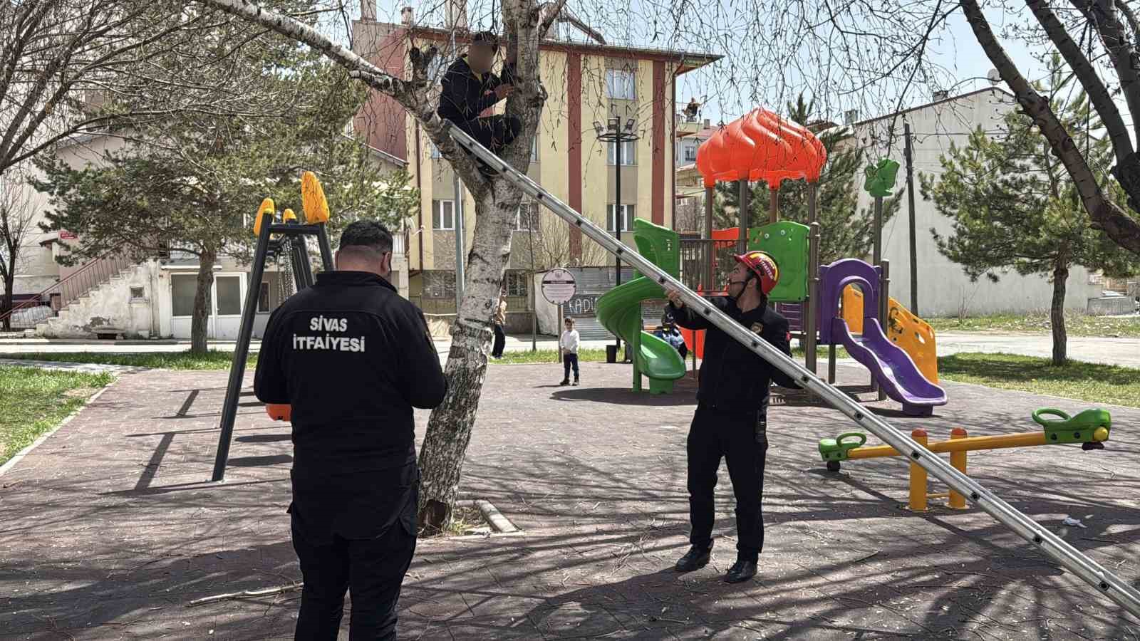 Topu almak için çıktığı ağaçtan inemeyen çocuk itfaiyeden yardım istedi
