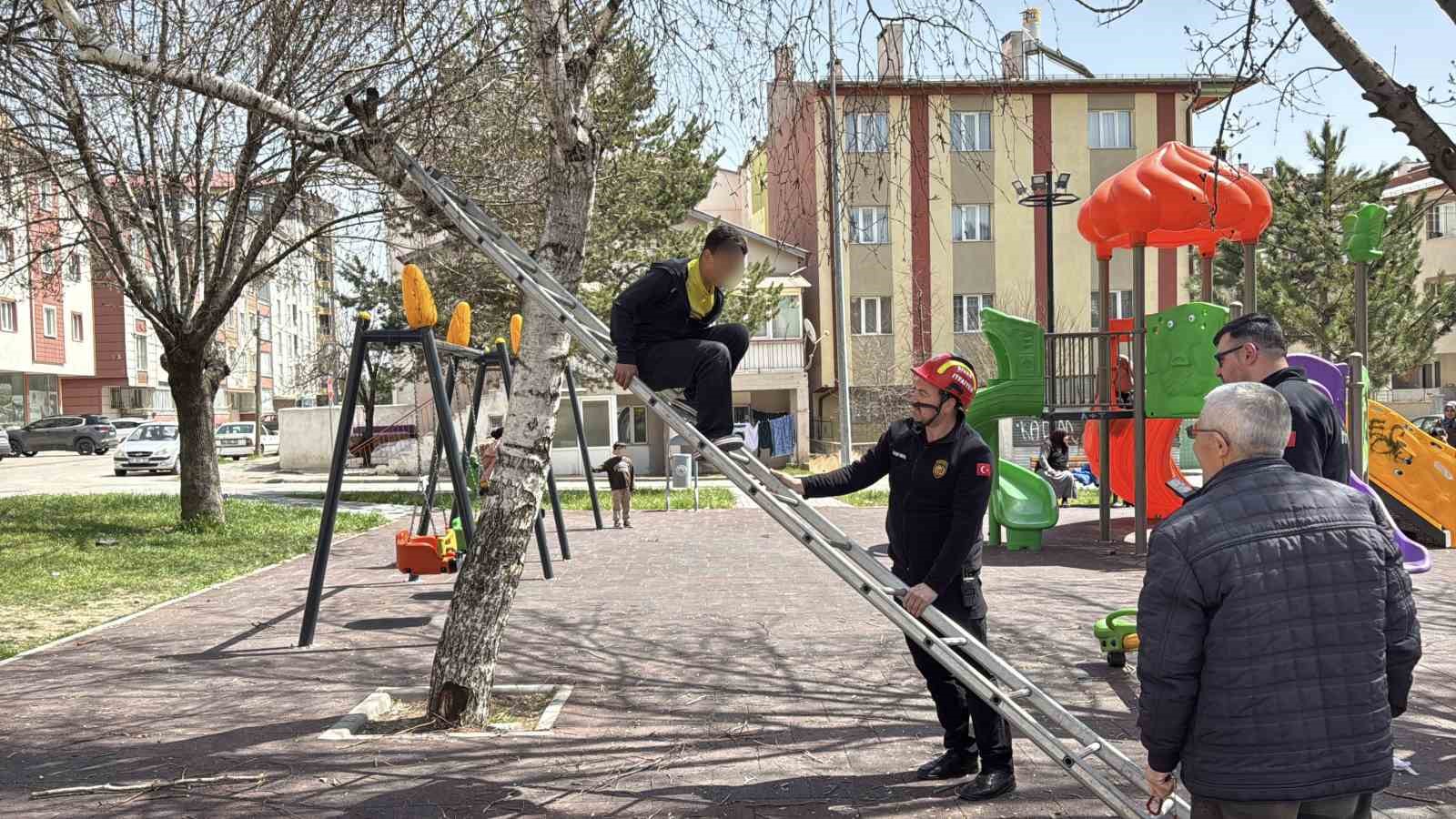 Topu almak için çıktığı ağaçtan inemeyen çocuk itfaiyeden yardım istedi
