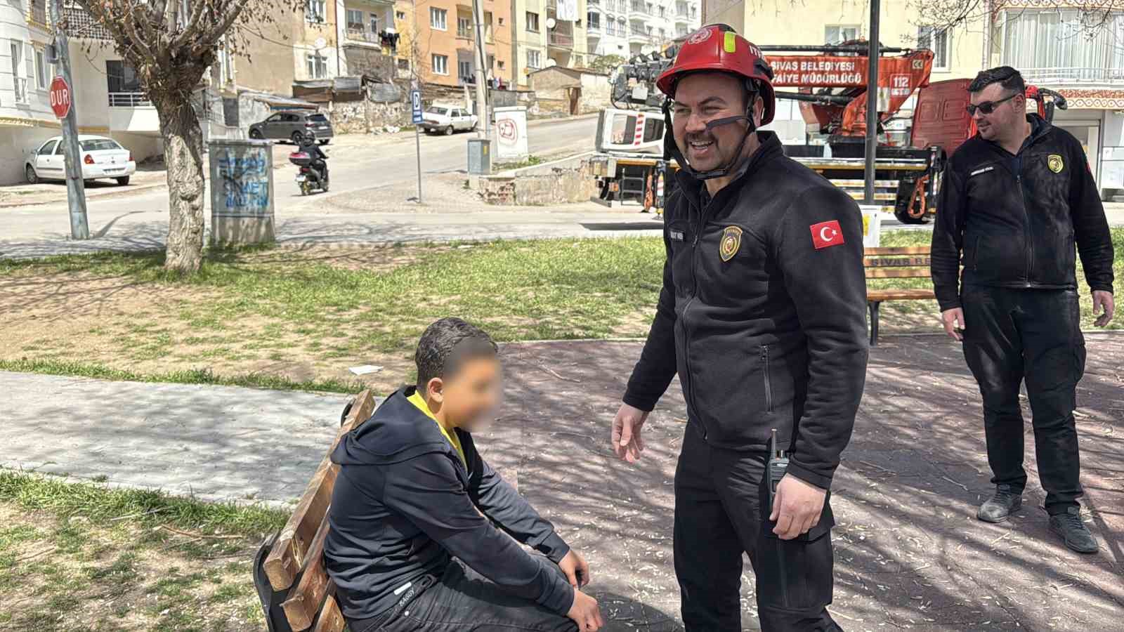 Topu almak için çıktığı ağaçtan inemeyen çocuk itfaiyeden yardım istedi
