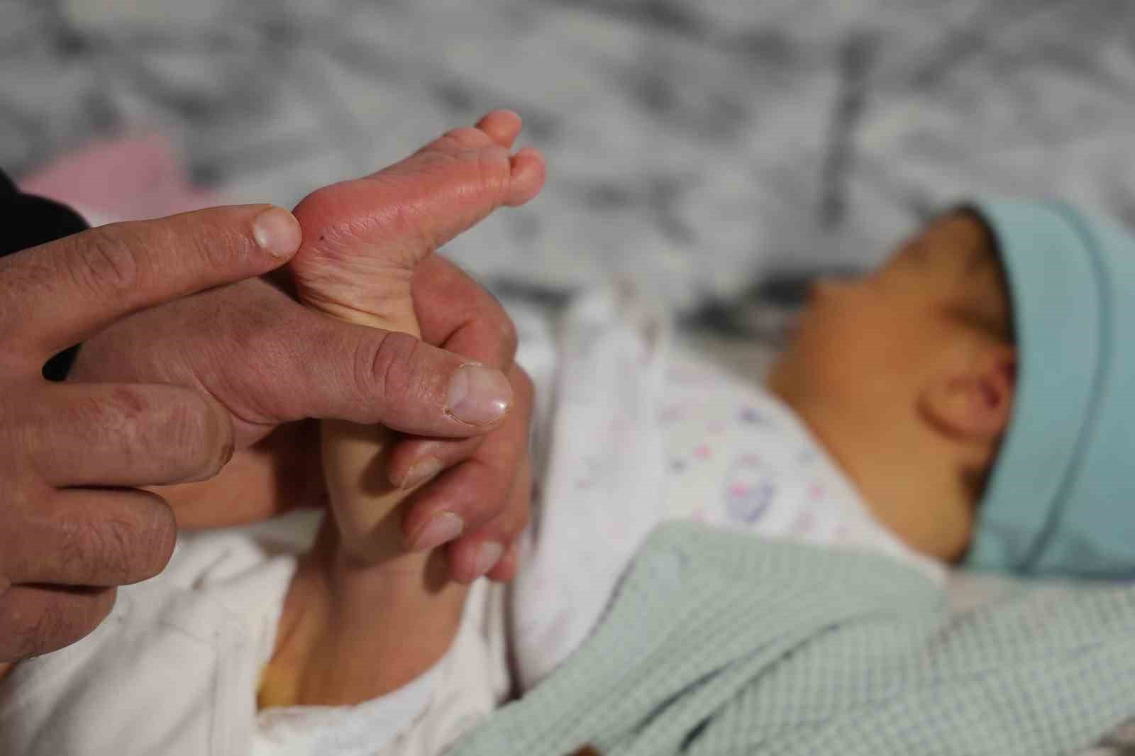 Topuk kanı çıkmazı: Bebeklerine kayyum atanması endişesiyle yaşıyorlar
Topuk kanı çıkmazı: Bebeklerine kayyum atanması endişesiyle yaşıyorlar