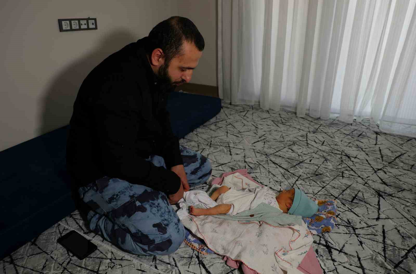 Topuk kanı çıkmazı: Bebeklerine kayyum atanması endişesiyle yaşıyorlar
Topuk kanı çıkmazı: Bebeklerine kayyum atanması endişesiyle yaşıyorlar