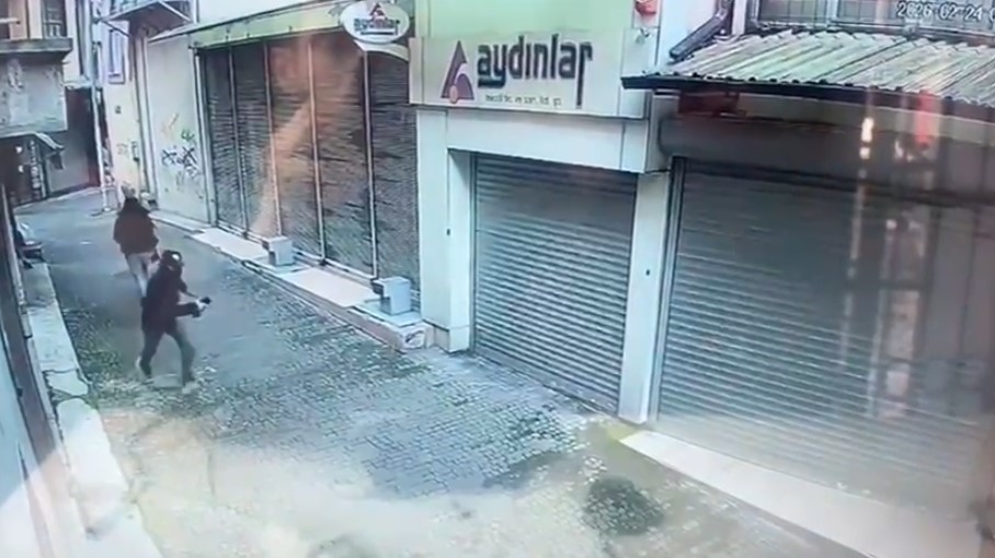 Tornavidalı kar maskeli gaspçı kamerada
