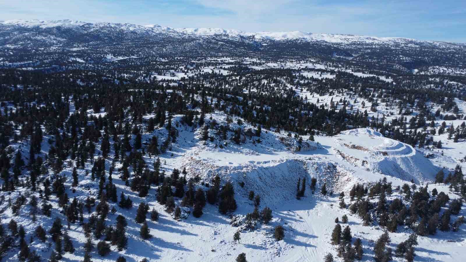Toroslar’da kar güzelliği: Çocuğu da yaşlısı da doyasıya eğlendi
