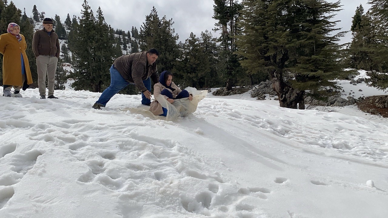 Toroslar’da kar güzelliği: Çocuğu da yaşlısı da doyasıya eğlendi
