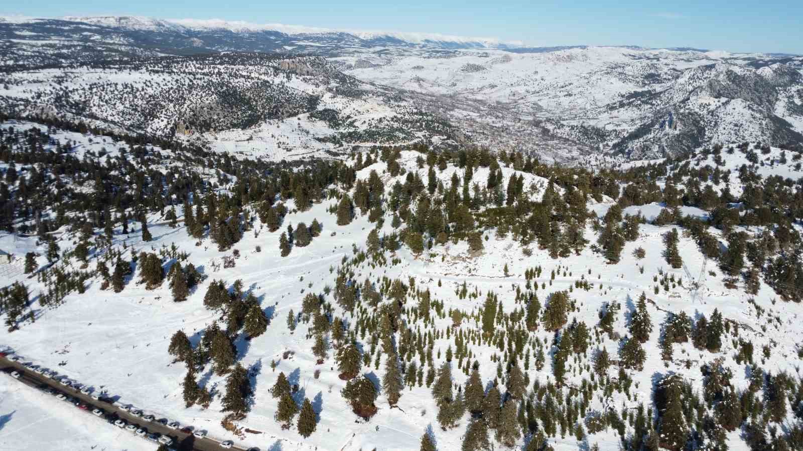 Toroslar’da kar güzelliği: Çocuğu da yaşlısı da doyasıya eğlendi
