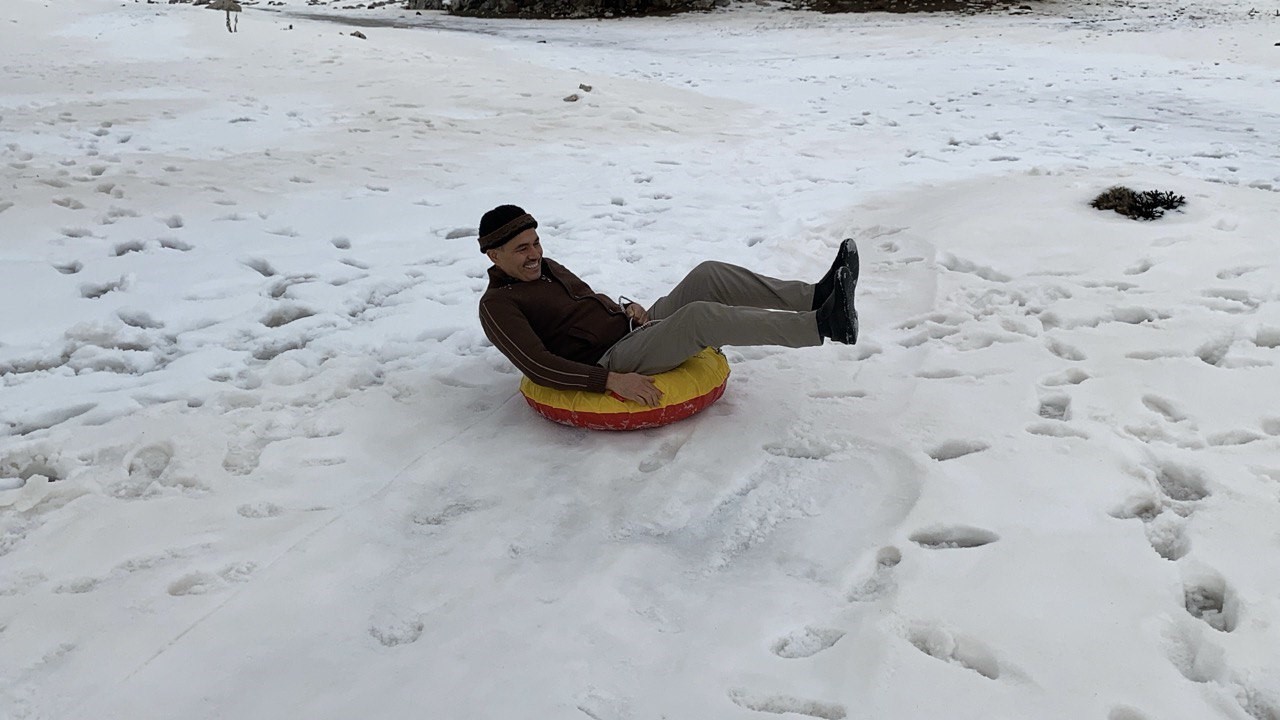 Toroslar’da kar güzelliği: Çocuğu da yaşlısı da doyasıya eğlendi

