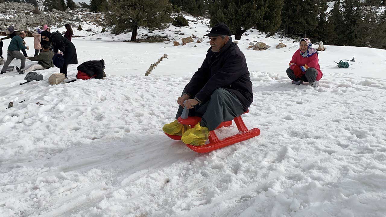 Toroslar’da kar güzelliği: Çocuğu da yaşlısı da doyasıya eğlendi
