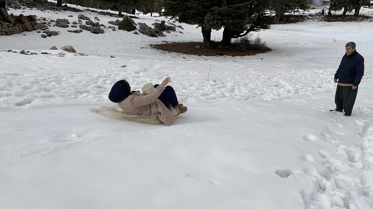 Toroslar’da kar güzelliği: Çocuğu da yaşlısı da doyasıya eğlendi
