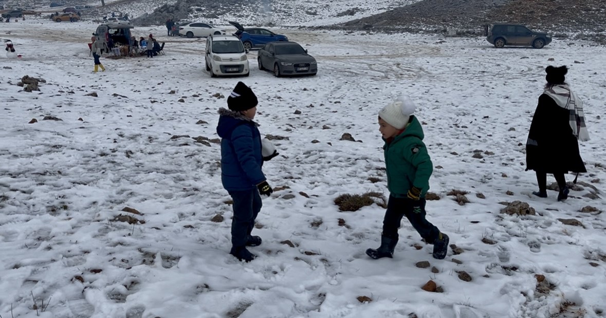 Torosların zirveleri beyaza büründü, Antalyalılar kar keyfini doyasıya yaşadı
