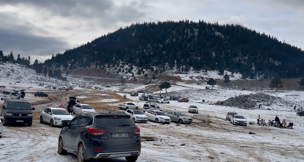 Torosların zirveleri beyaza büründü, Antalyalılar kar keyfini doyasıya yaşadı
