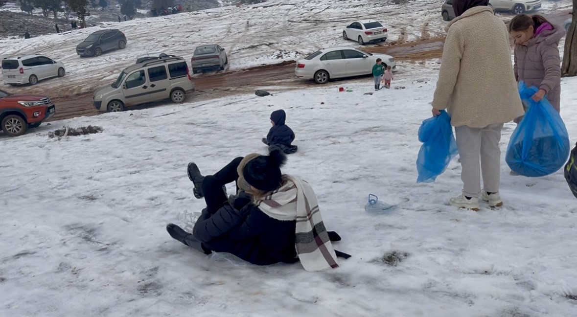 Torosların zirveleri beyaza büründü, Antalyalılar kar keyfini doyasıya yaşadı
