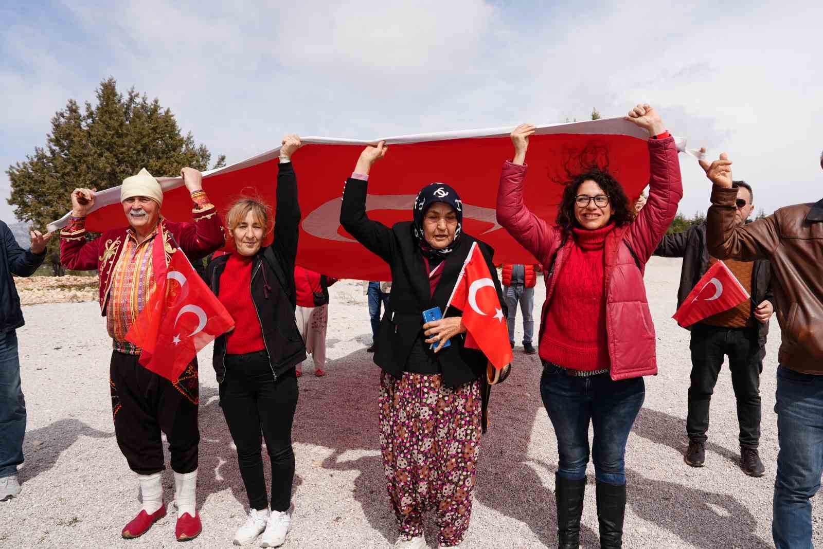 Torosların zirvesinde 106 yıl sonra milli mücadele ruhuyla yürüdüler
Torosların zirvesinde 106 yıl sonra milli mücadele ruhuyla yürüdüler