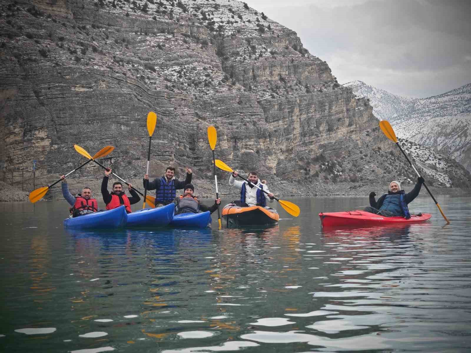 Tortum Gölü’nde kano üzerinde sazlı sözlü eğlence
