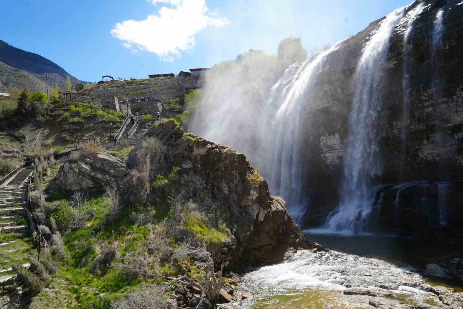 Tortum Şelalesi baharın gelişiyle coştu
