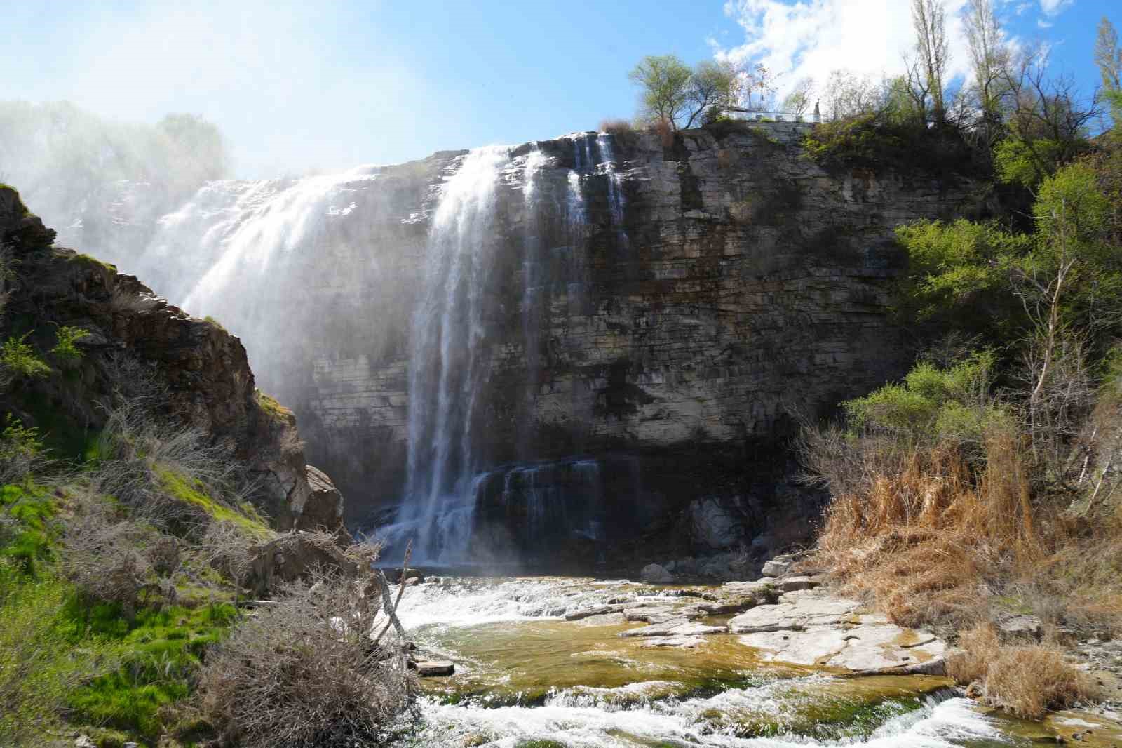 Tortum Şelalesi baharın gelişiyle coştu
