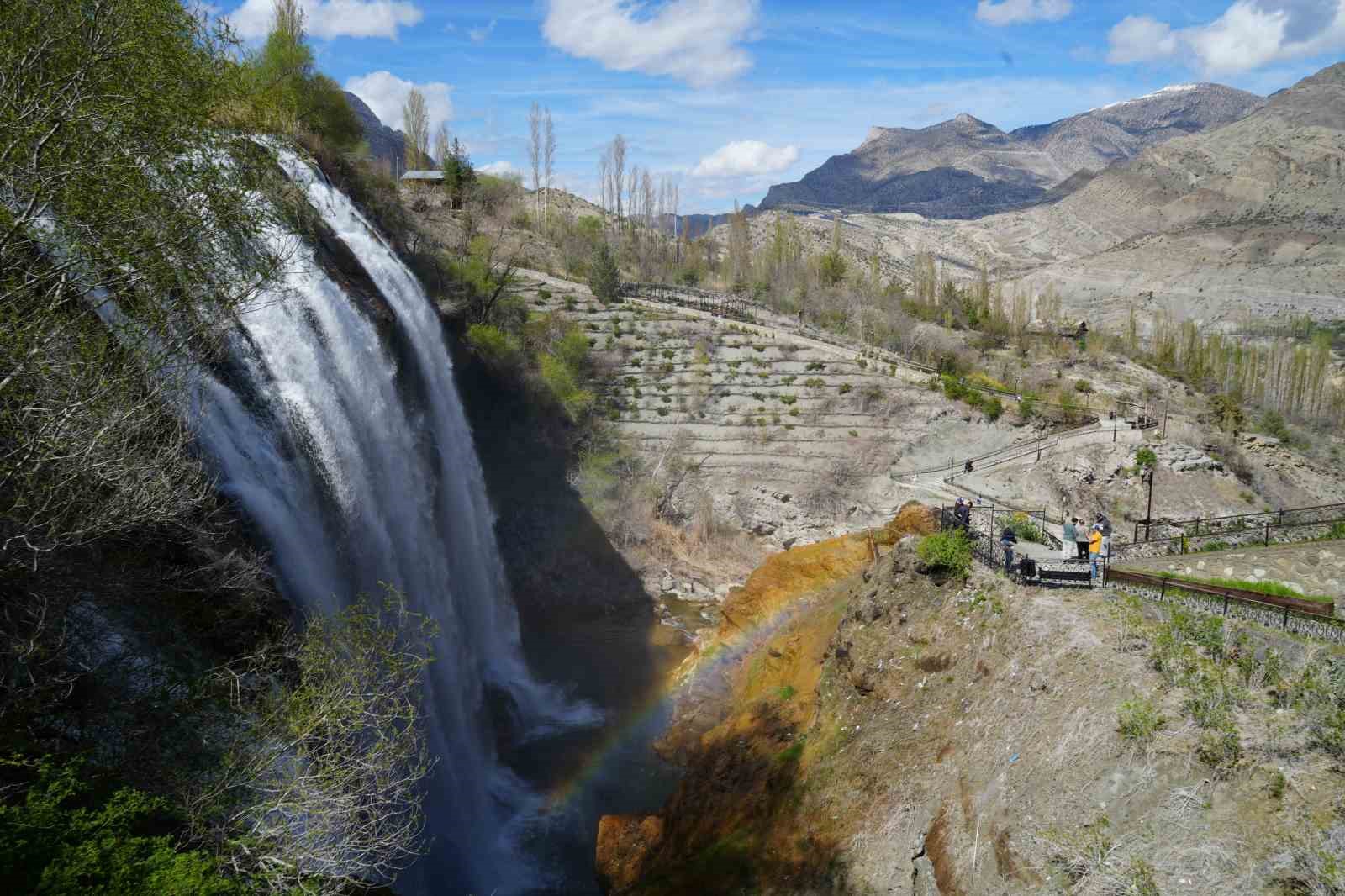 Tortum Şelalesi baharın gelişiyle coştu
