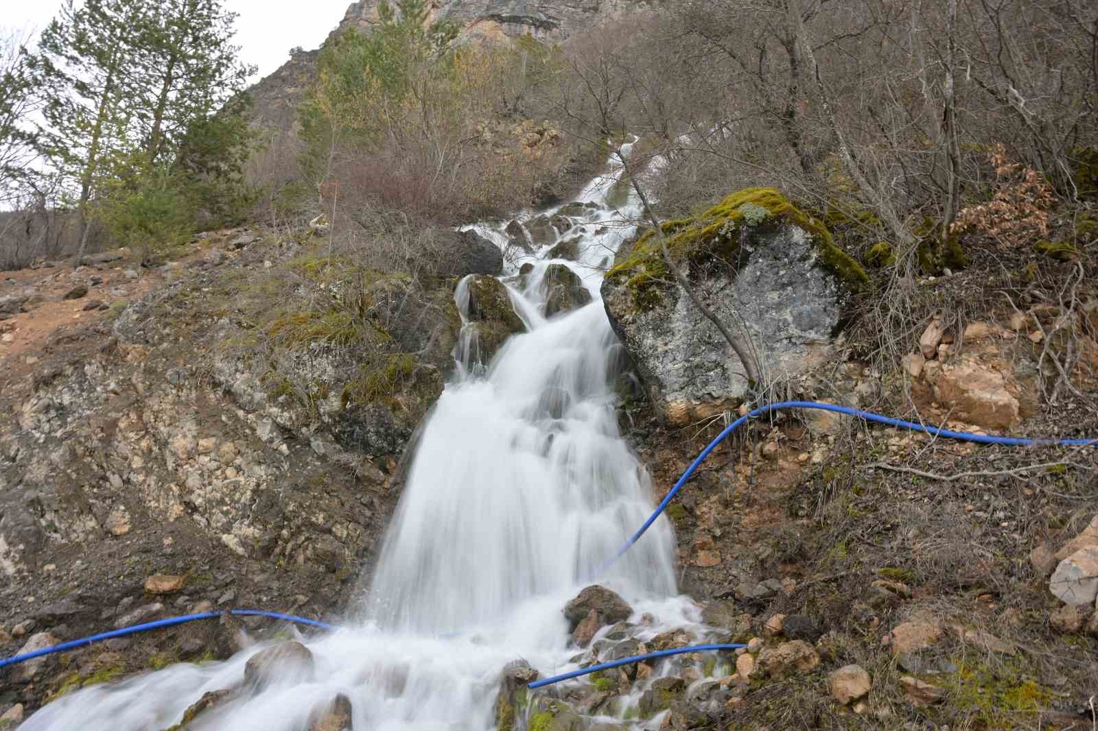 Torul’un gizemli su kaynakları: Gülaçar köyünde mevsimsel doğa olayı
Torul’un gizemli su kaynakları: Gülaçar köyünde mevsimsel doğa olayı