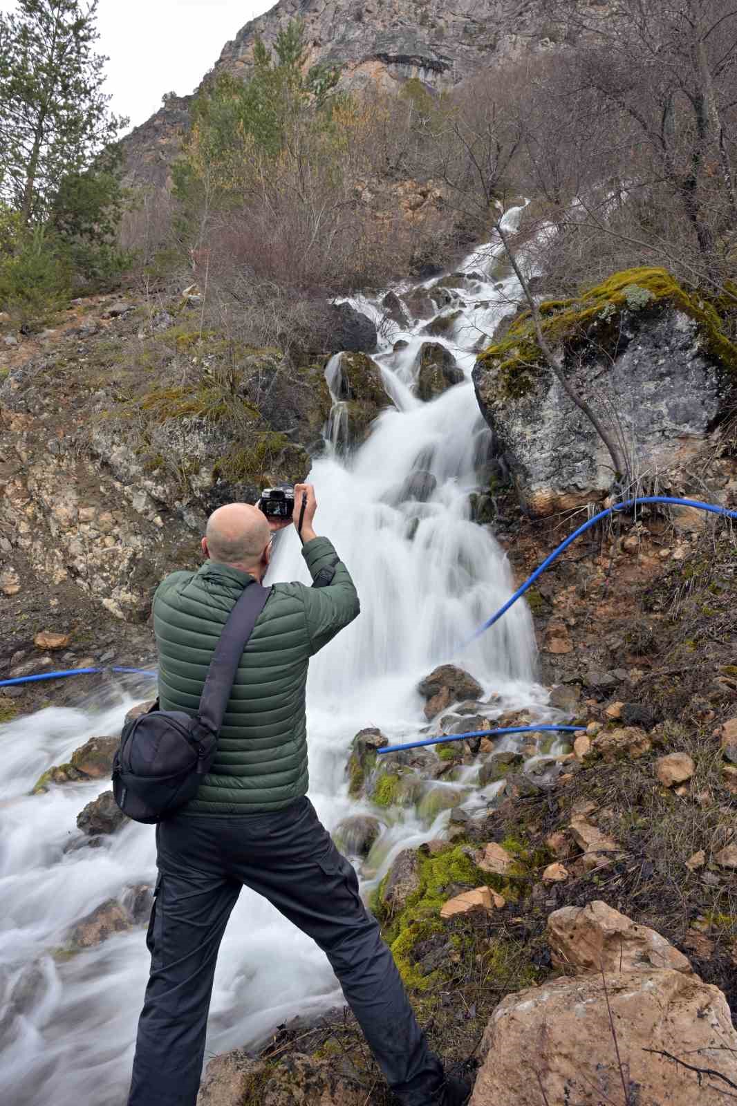 Torul’un gizemli su kaynakları: Gülaçar köyünde mevsimsel doğa olayı
Torul’un gizemli su kaynakları: Gülaçar köyünde mevsimsel doğa olayı