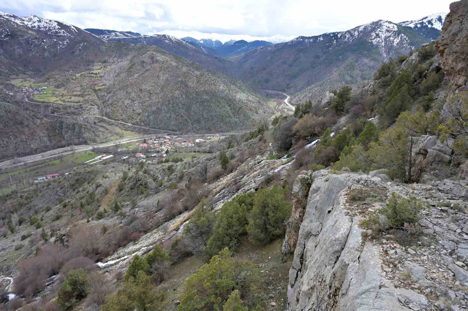 Torul’un gizemli su kaynakları: Gülaçar köyünde mevsimsel doğa olayı
Torul’un gizemli su kaynakları: Gülaçar köyünde mevsimsel doğa olayı