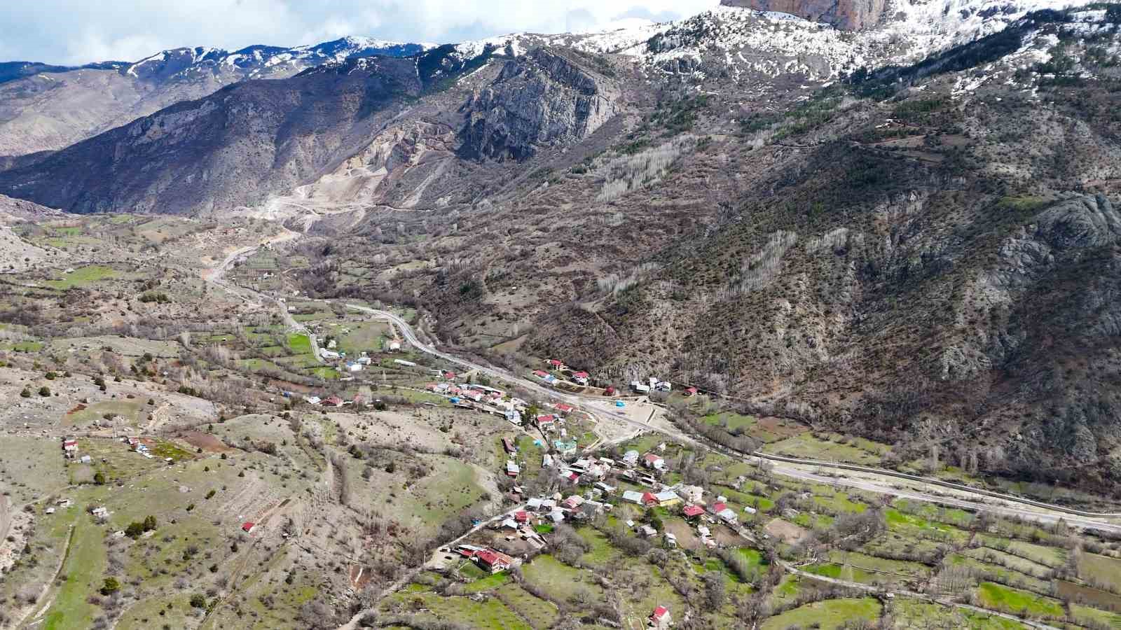 Torul’un gizemli su kaynakları: Gülaçar köyünde mevsimsel doğa olayı
Torul’un gizemli su kaynakları: Gülaçar köyünde mevsimsel doğa olayı