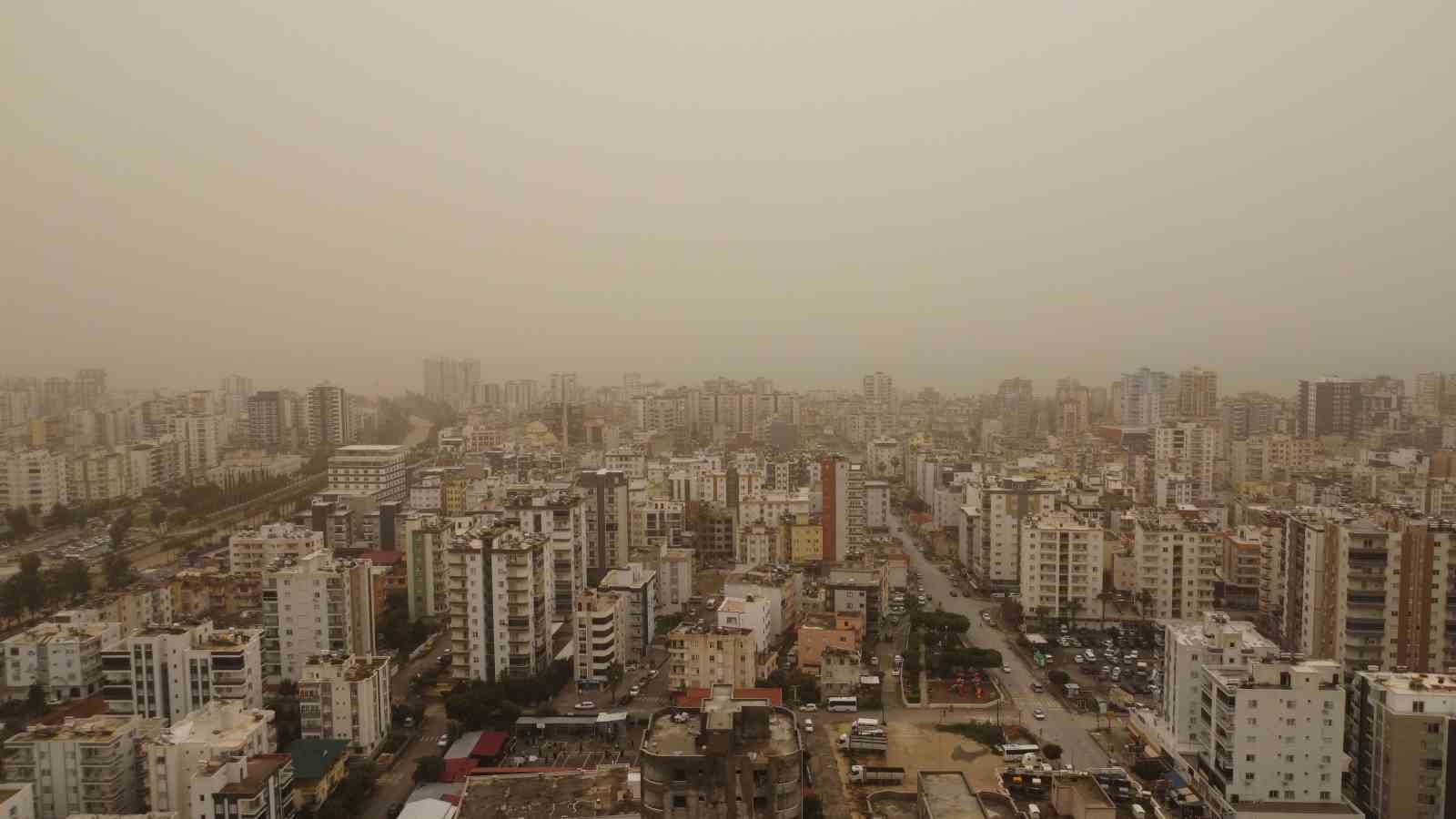 Toz çevreyi kapladı: Görüş mesafesi düştü, hava kızıla döndü
