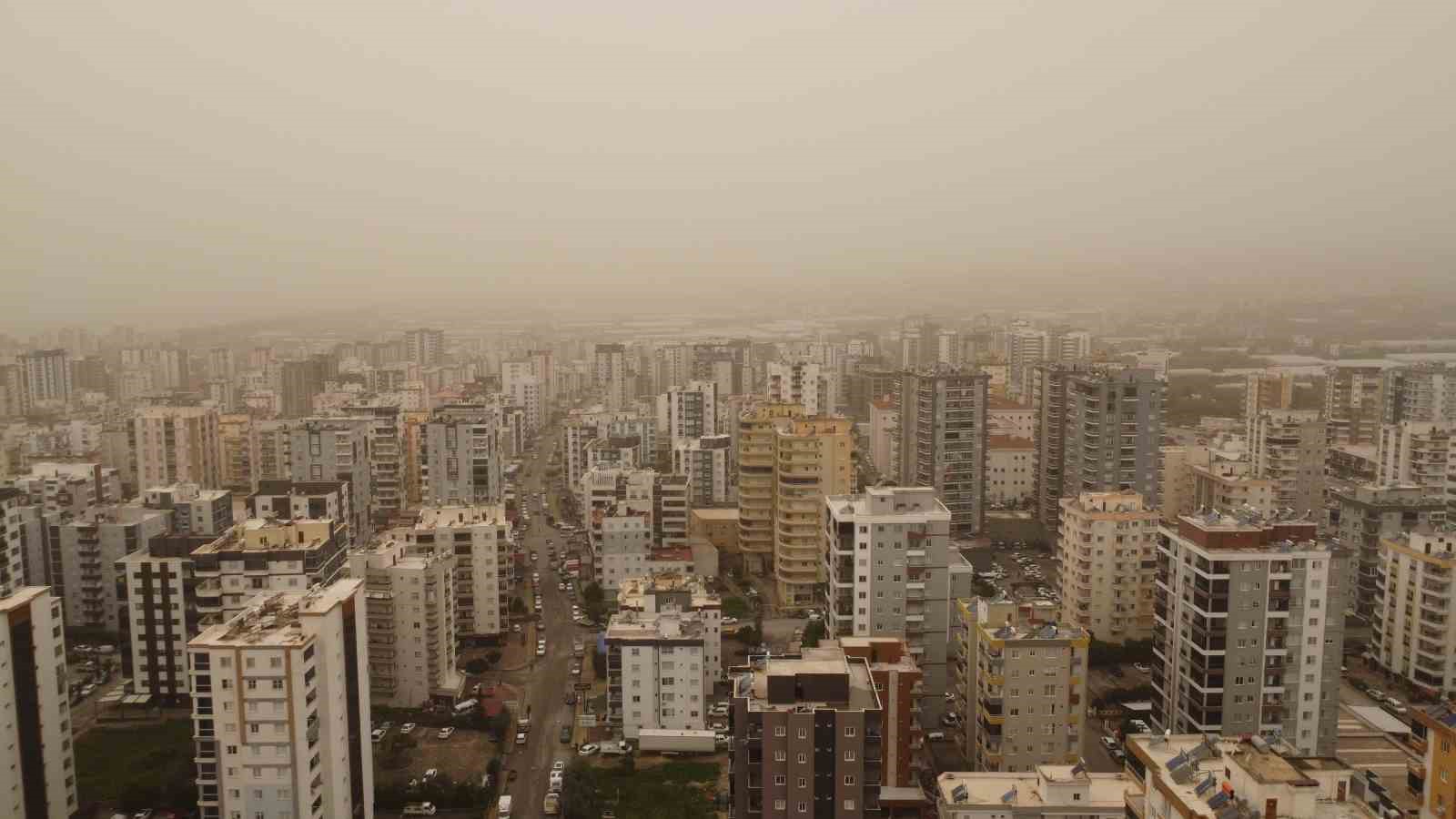 Toz çevreyi kapladı: Görüş mesafesi düştü, hava kızıla döndü
