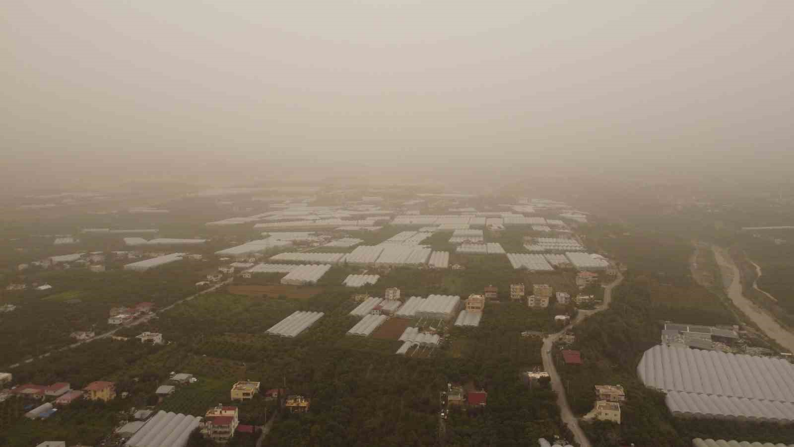 Toz çevreyi kapladı: Görüş mesafesi düştü, hava kızıla döndü
