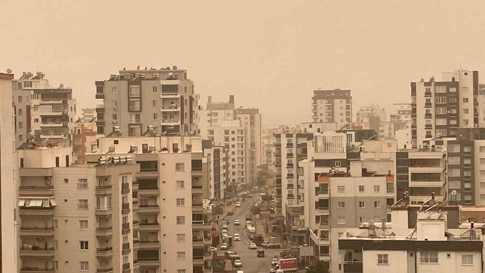 Toz çevreyi kapladı: Görüş mesafesi düştü, hava kızıla döndü
