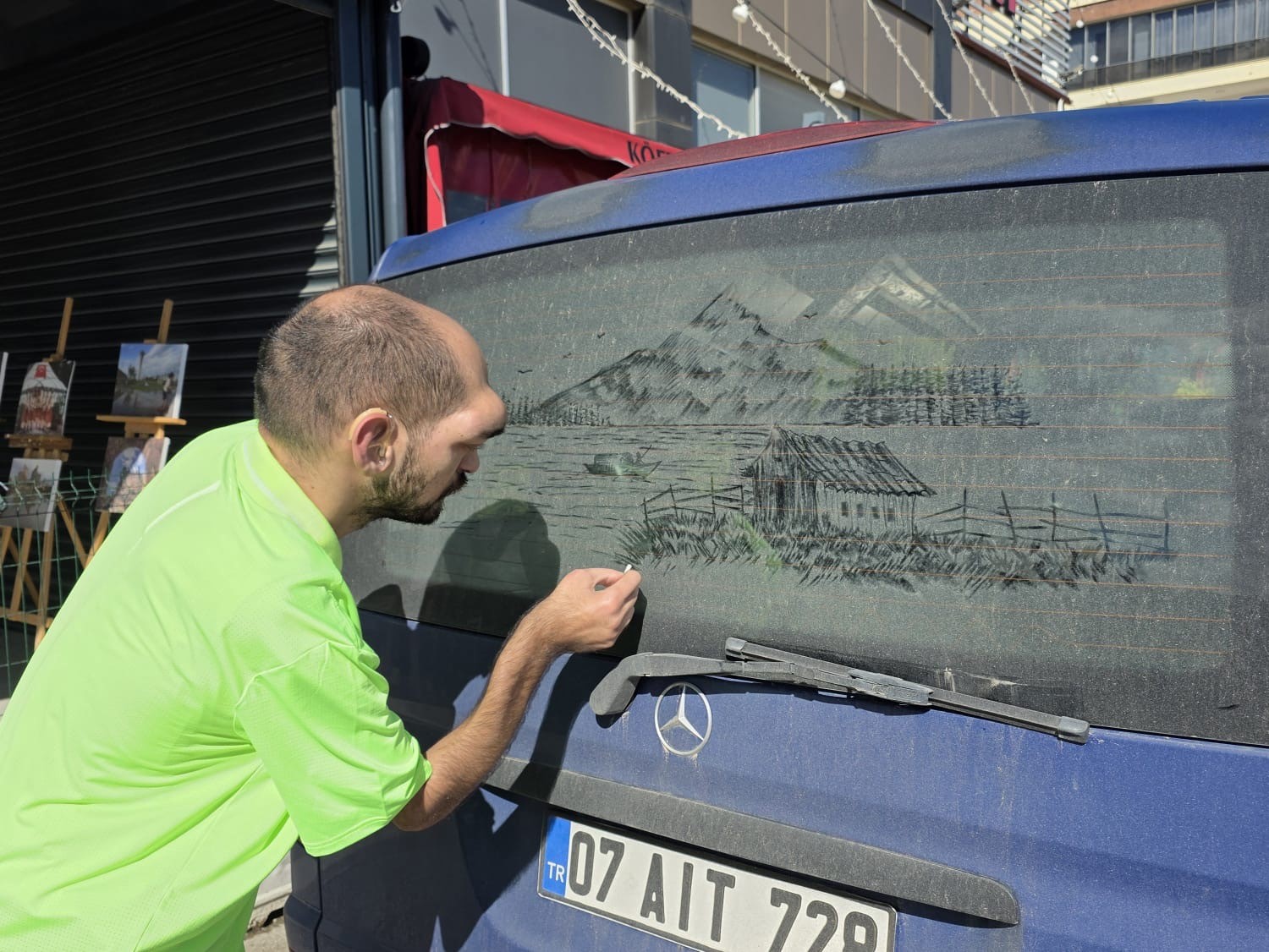 Tozlu araç görünce dayanamıyor, camları sanat eserine dönüştürüyor

