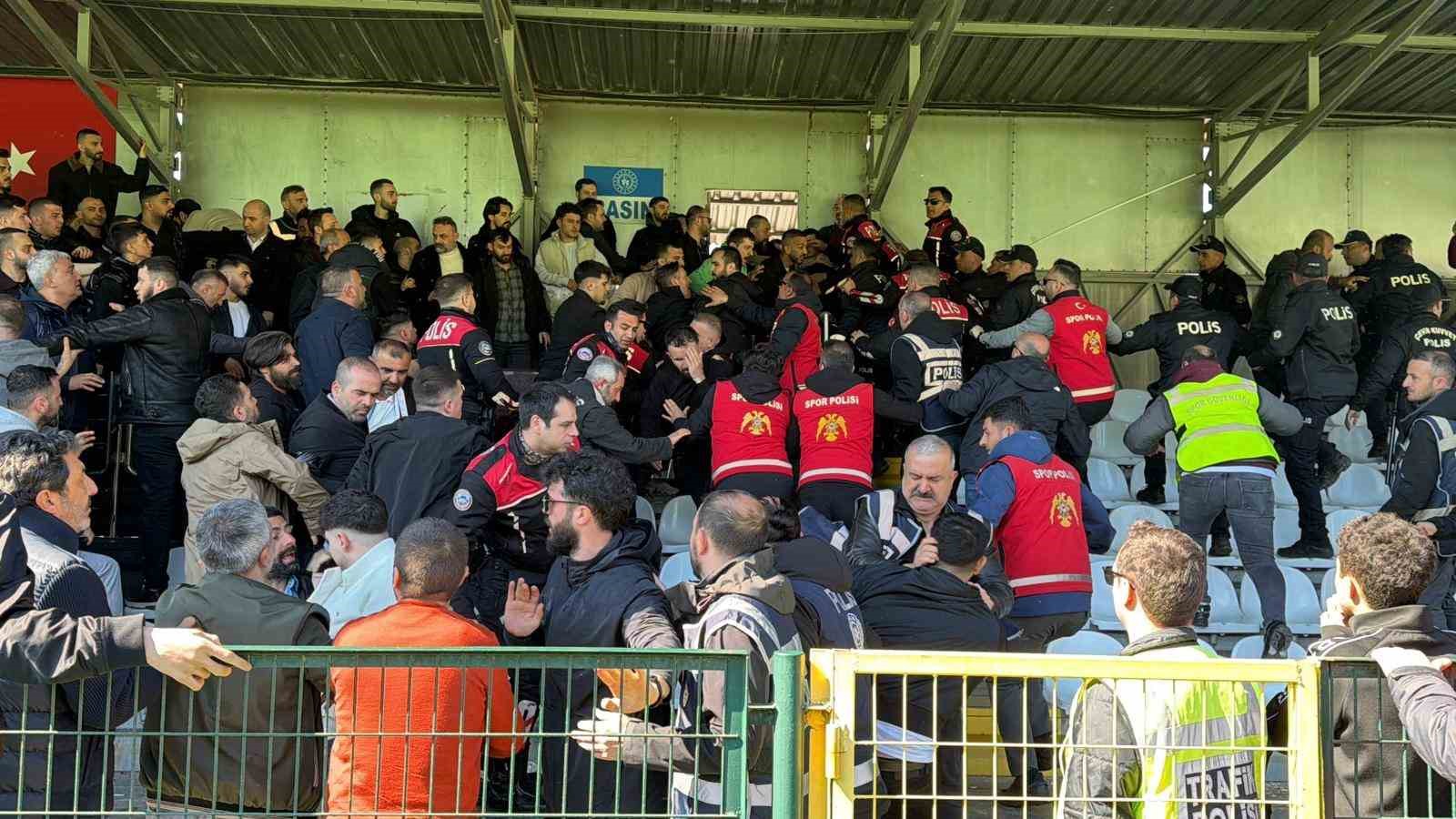 Trabzon 1. Amatör Küme Play-Off maçı sonrası tribünde kavga
