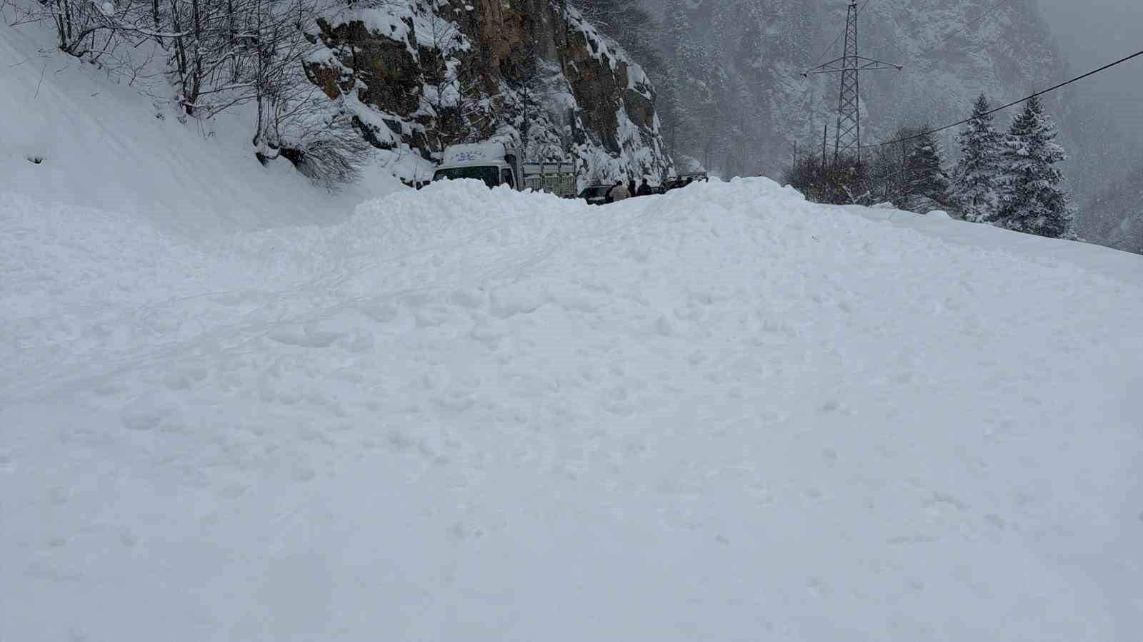 Trabzon-Bayburt karayolu Tilkibeli mevkiinde çığ
