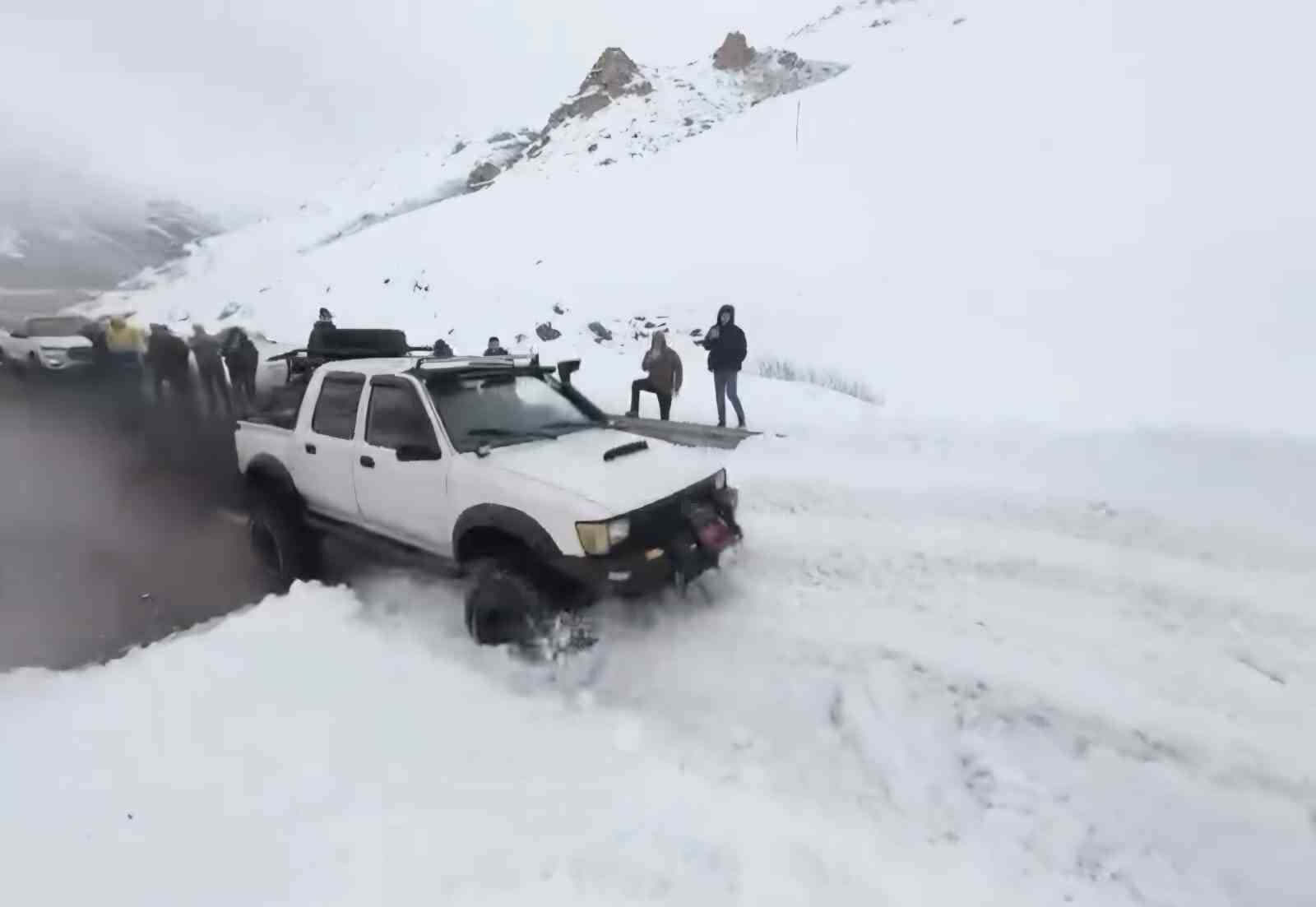 Trabzon-Bayburt karayolundaki çığa ilk müdahale off-road araçlarıyla yapıldı
