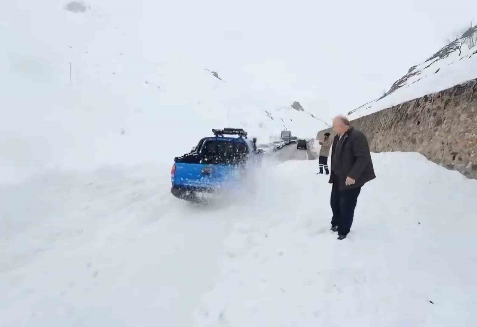 Trabzon-Bayburt karayolundaki çığa ilk müdahale off-road araçlarıyla yapıldı
