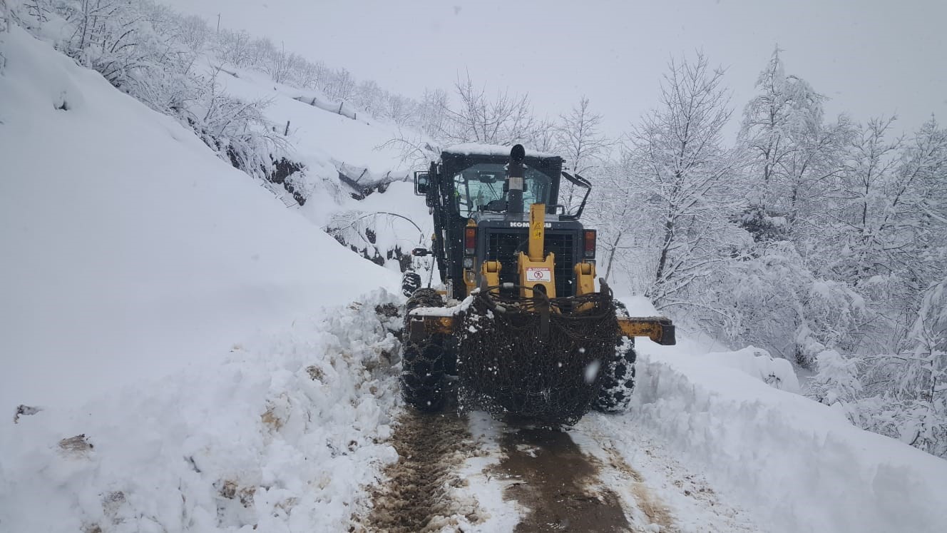Trabzon’da 40 mahalle yolu kar nedeniyle ulaşıma kapandı
Trabzon’da 40 mahalle yolu kar nedeniyle ulaşıma kapandı
