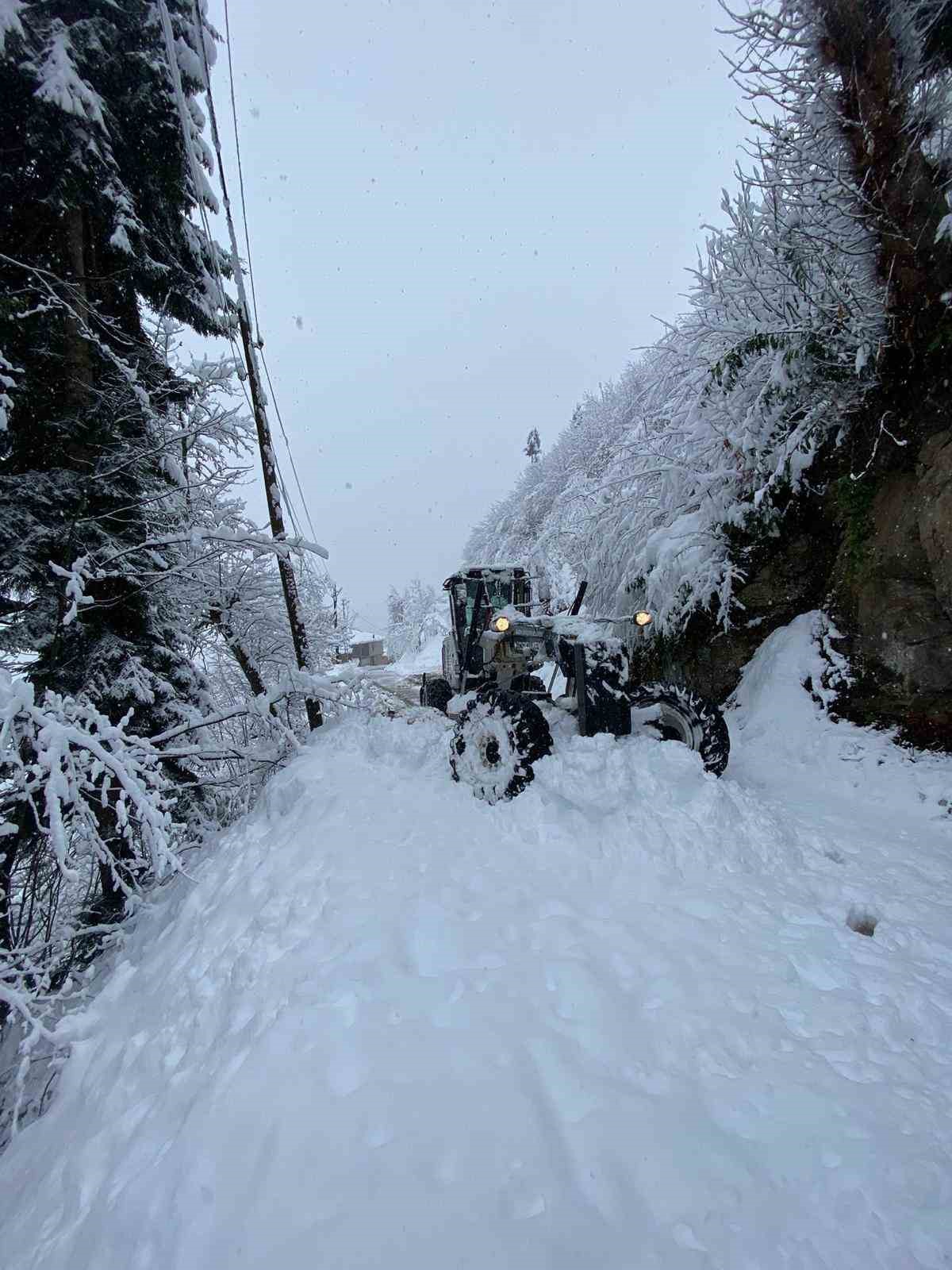 Trabzon’da 40 mahalle yolu kar nedeniyle ulaşıma kapandı
Trabzon’da 40 mahalle yolu kar nedeniyle ulaşıma kapandı