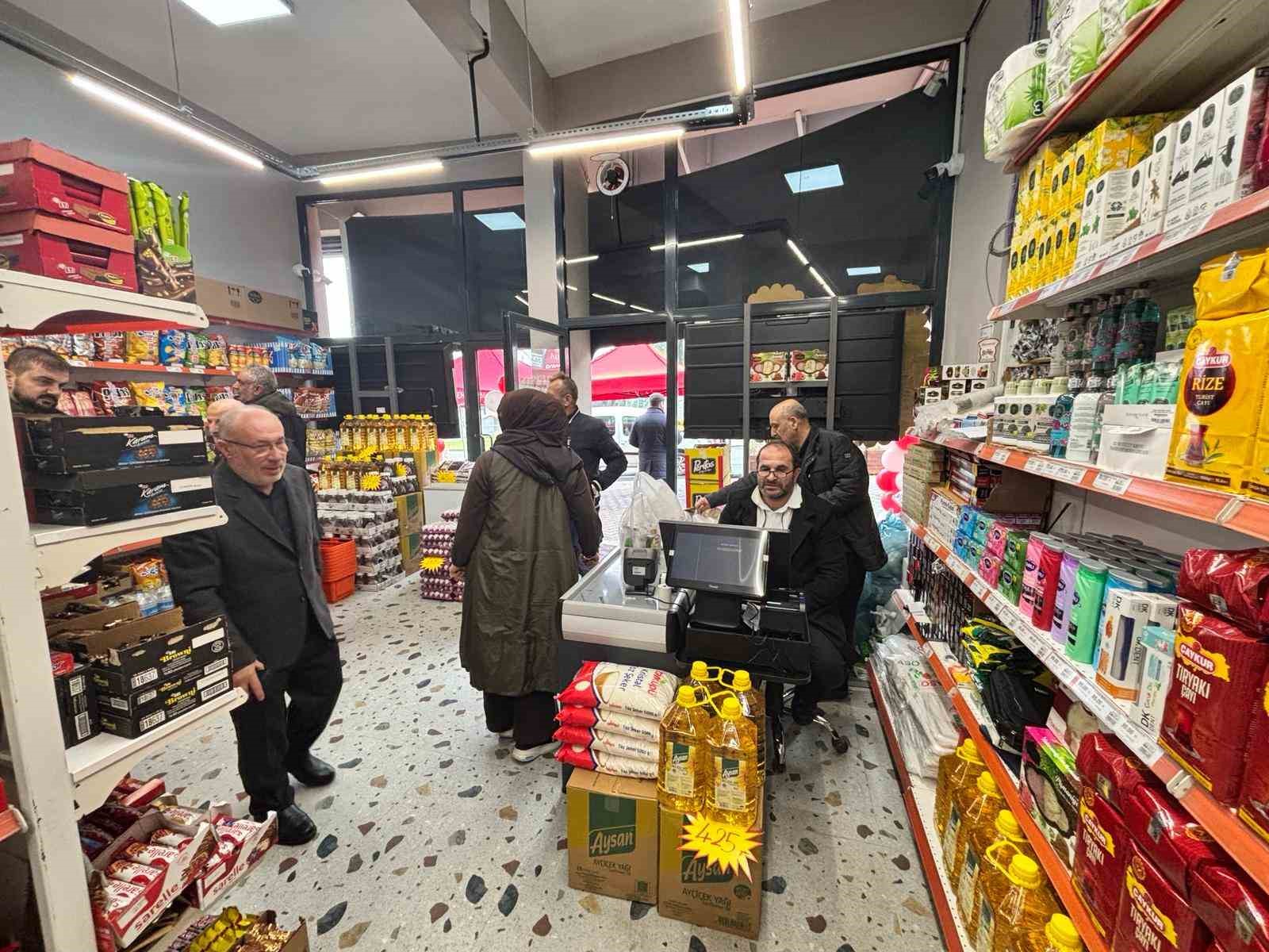 Trabzon’da ’Boykot Market’ açan diş hekimi farklı bir girişime imza attı
Trabzon’da ’Boykot Market’ açan diş hekimi farklı bir girişime imza attı