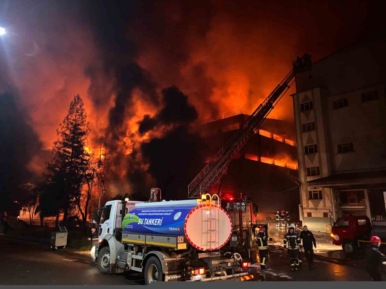Trabzon’da fındık fabrikasındaki yangına müdahale devam ediyor
