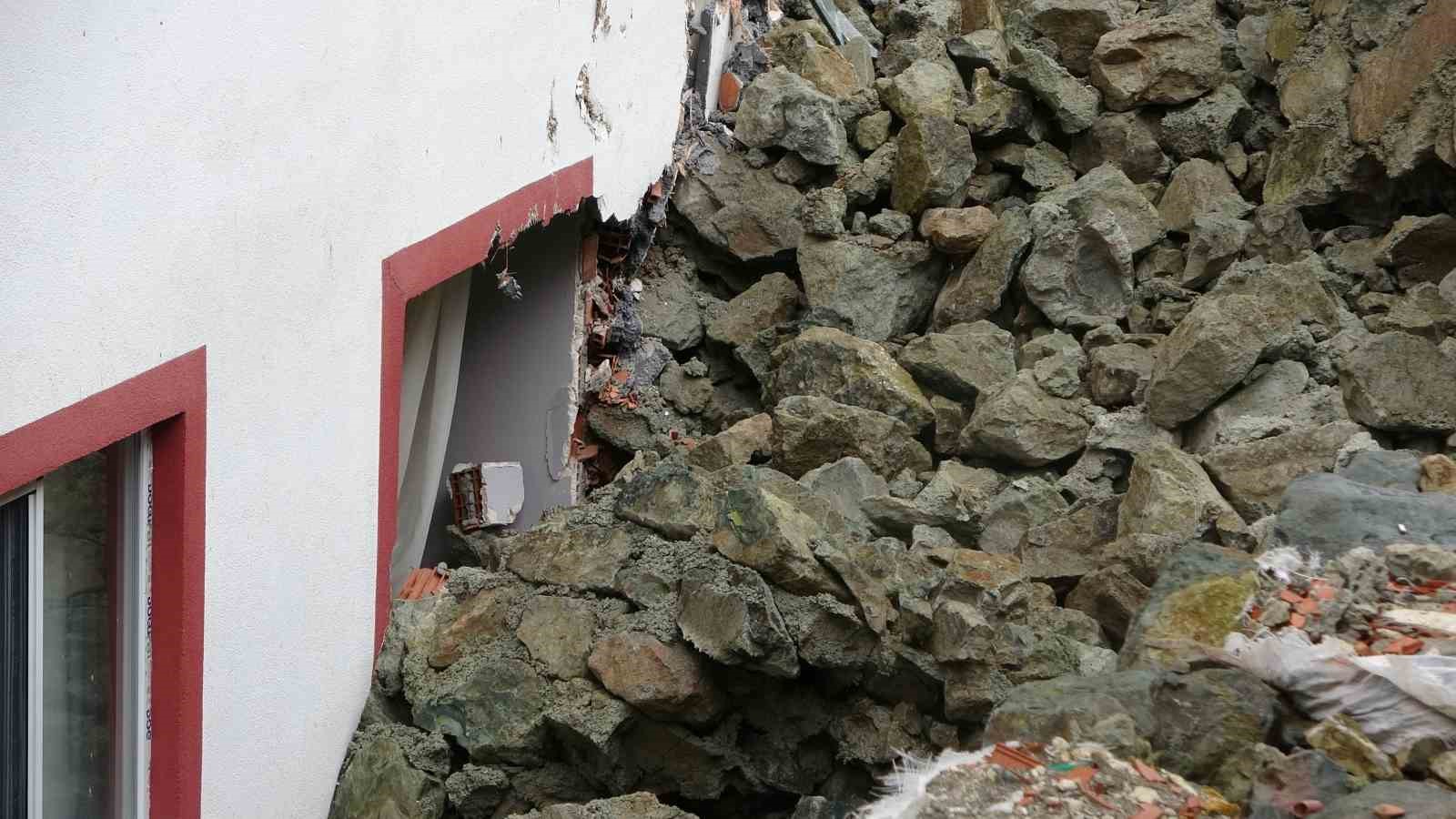 Trabzon’da istinat duvarı çöktü, 9 katlı bina zarar gördü
