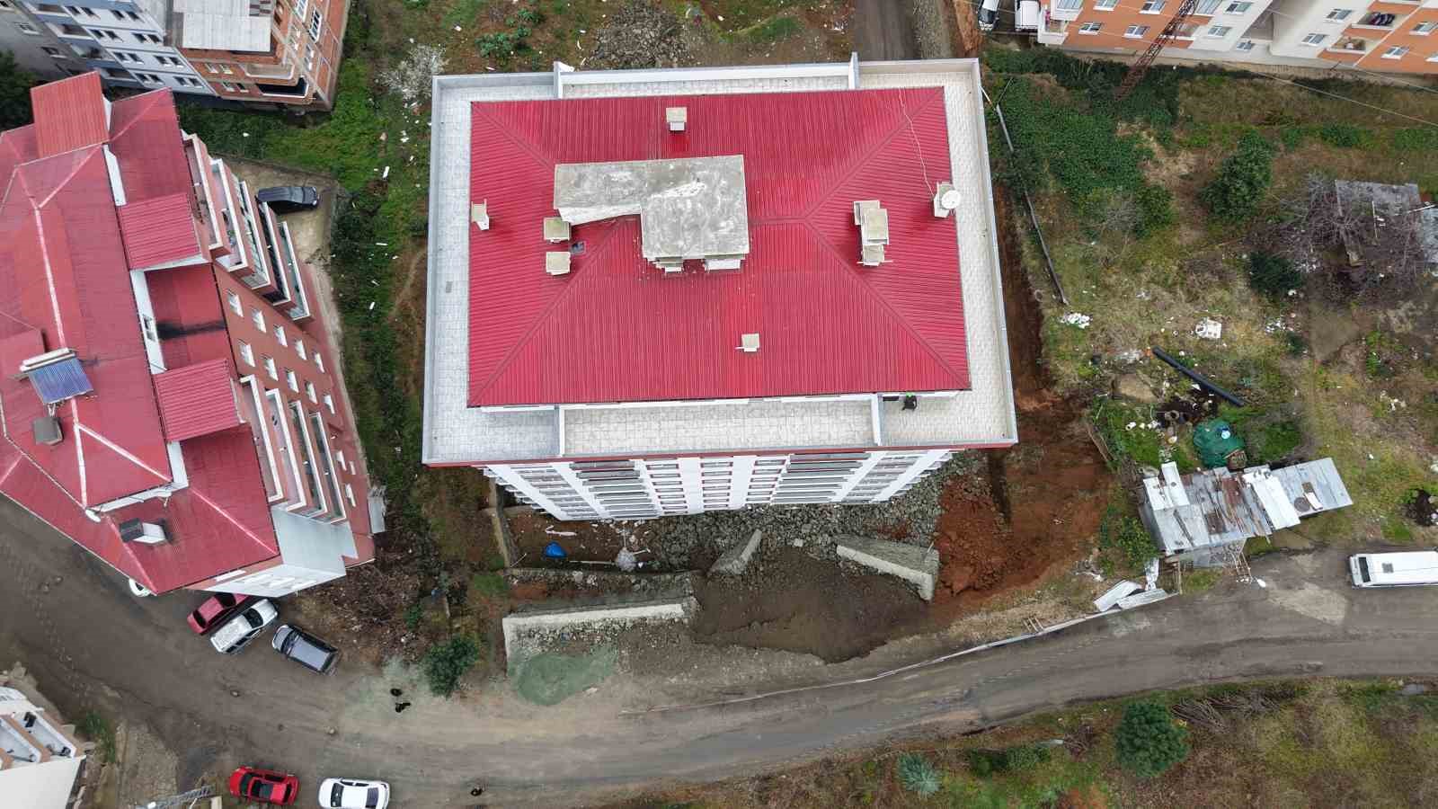 Trabzon’da istinat duvarı çöktü, 9 katlı bina zarar gördü
