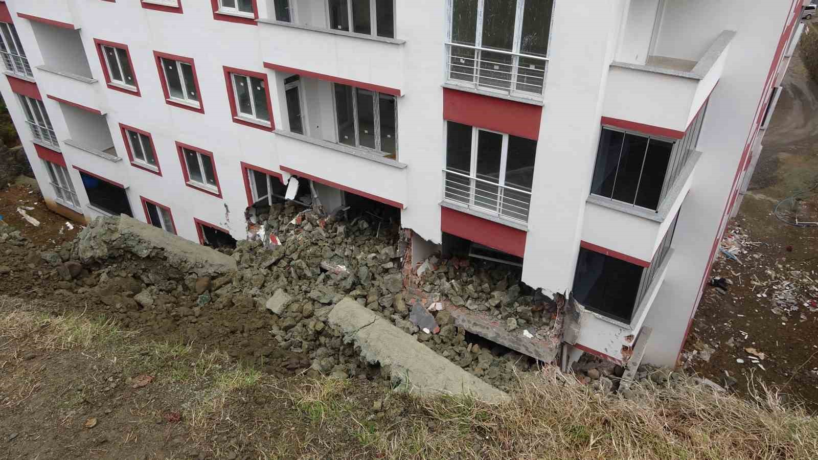 Trabzon’da istinat duvarı çöktü, 9 katlı bina zarar gördü
